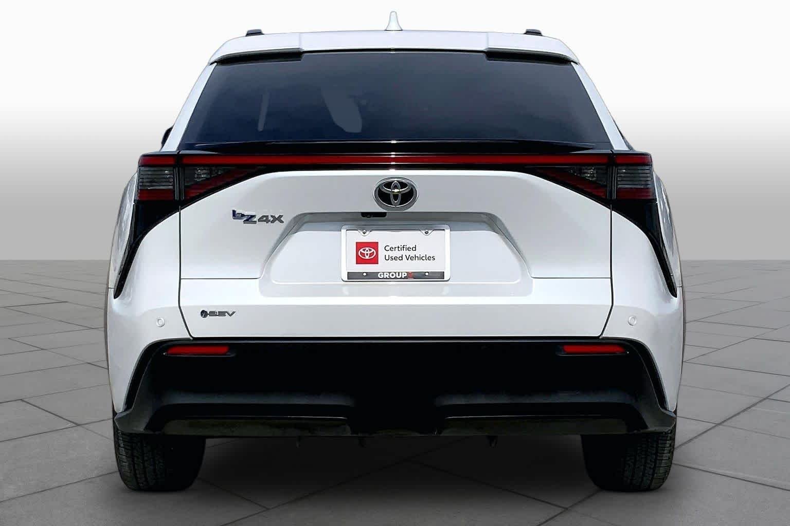 Used 2025 Wind Chill Pearl Toyota XLE image 4