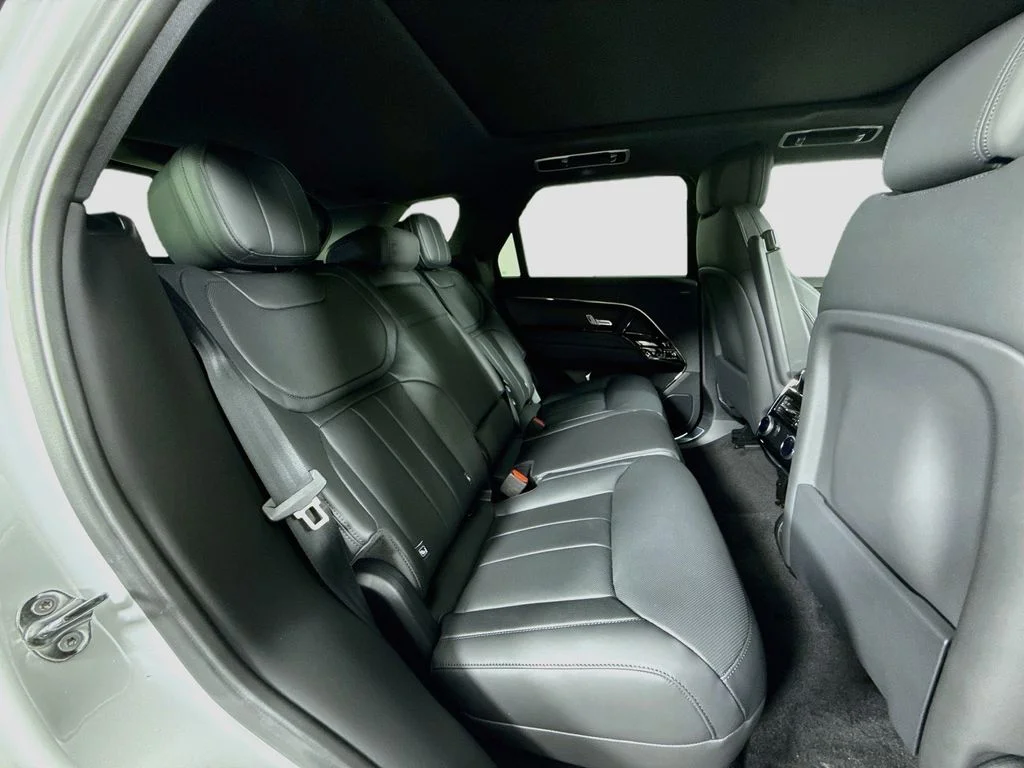 Used 2026 White Land Rover SE image 28