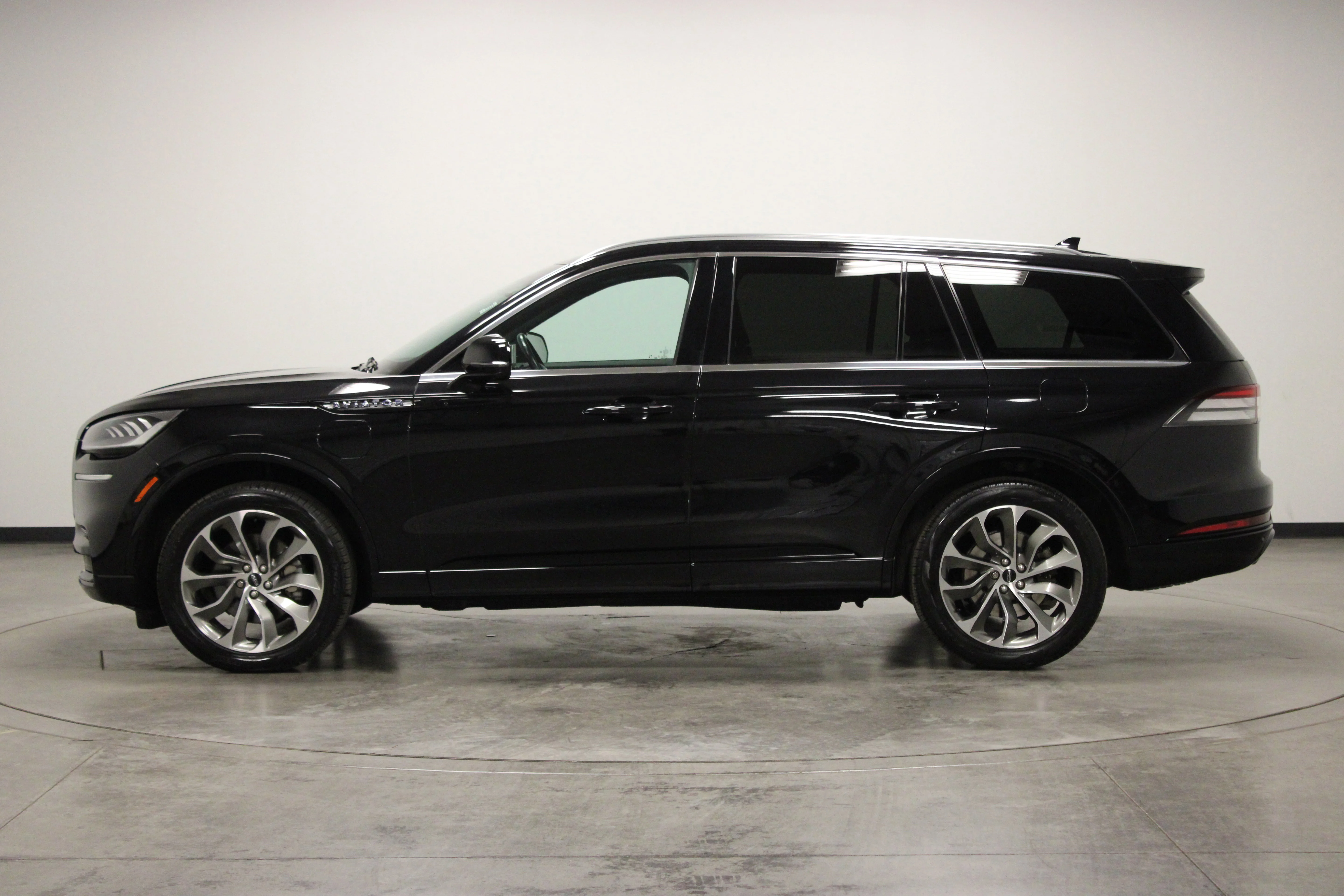 Used 2023 Black Metallic Lincoln Grand Touring image 5
