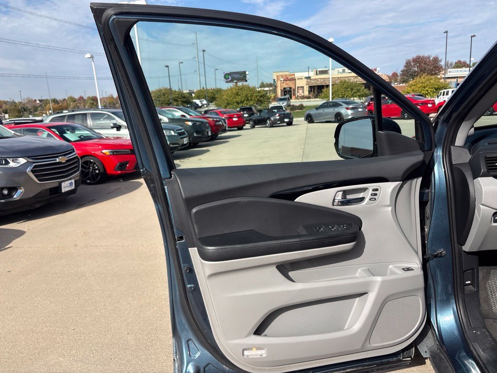 Used 2016 Blue Honda Touring image 9