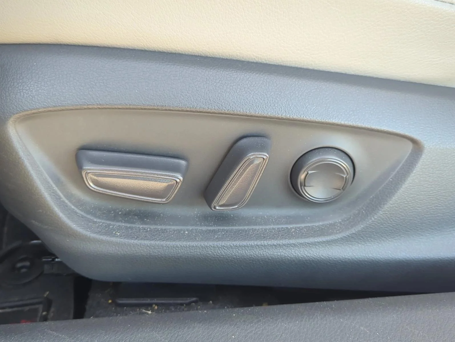 Used 2021 Wind Chill Pearl Toyota XSE image 10