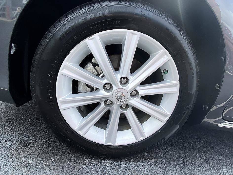 Used 2014 Magnetic Gray Metallic Toyota XLE image 8