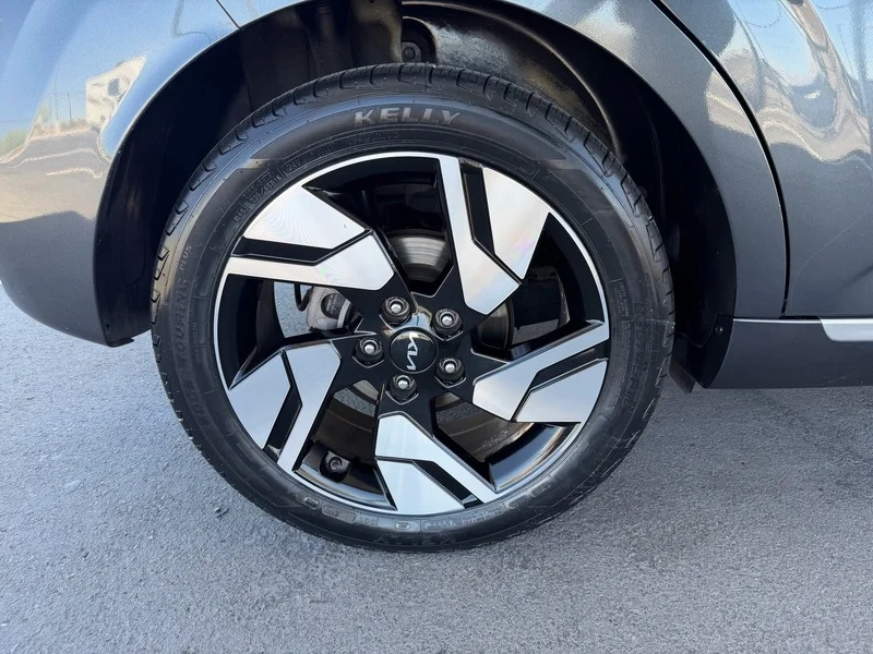 Used 2023 Gravity Gray Kia GT-Line image 31