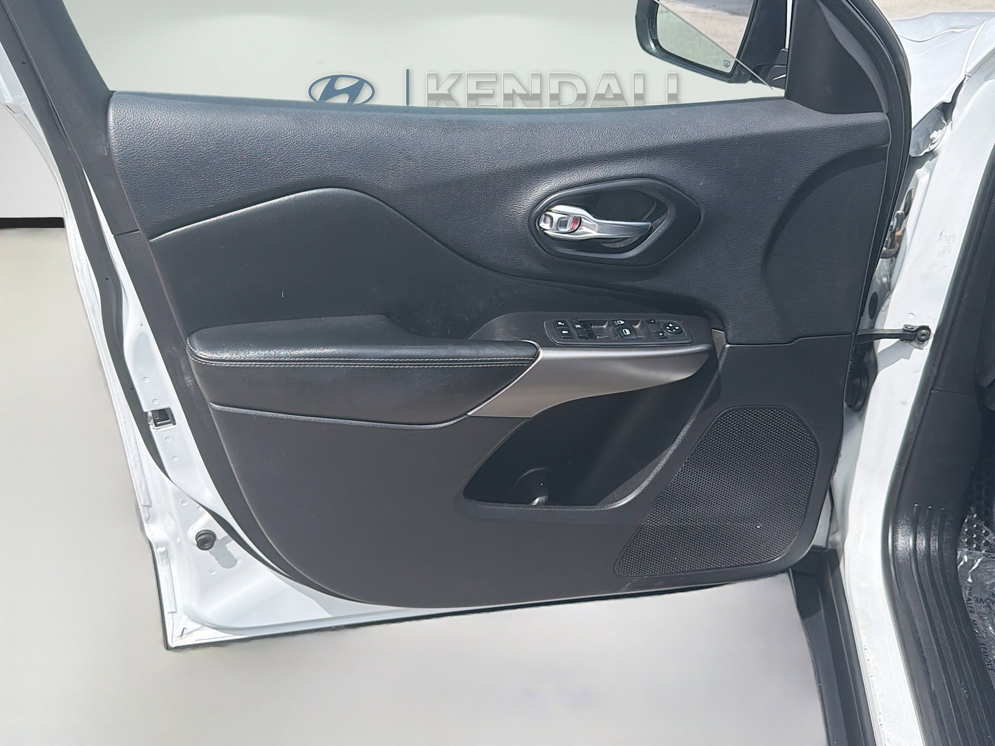 Used 2019 Bright White Clearcoat Jeep Latitude image 18