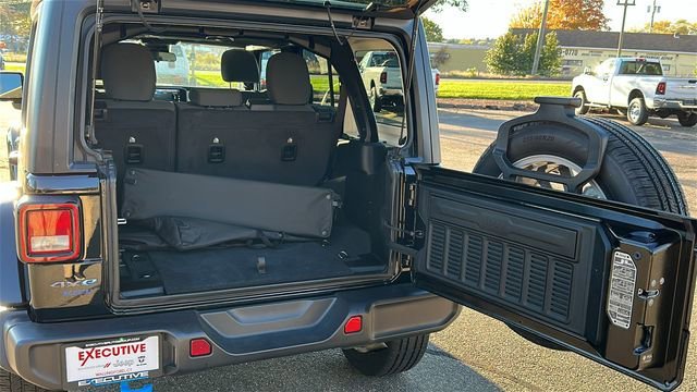 Used 2024  Jeep Sport S image 29