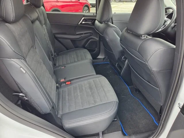 Used 2025 White Mitsubishi SE image 15