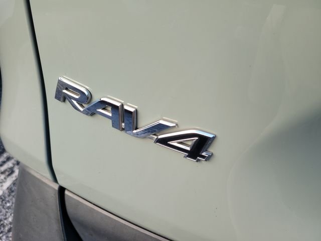 Used 2021  Toyota XLE Premium image 9