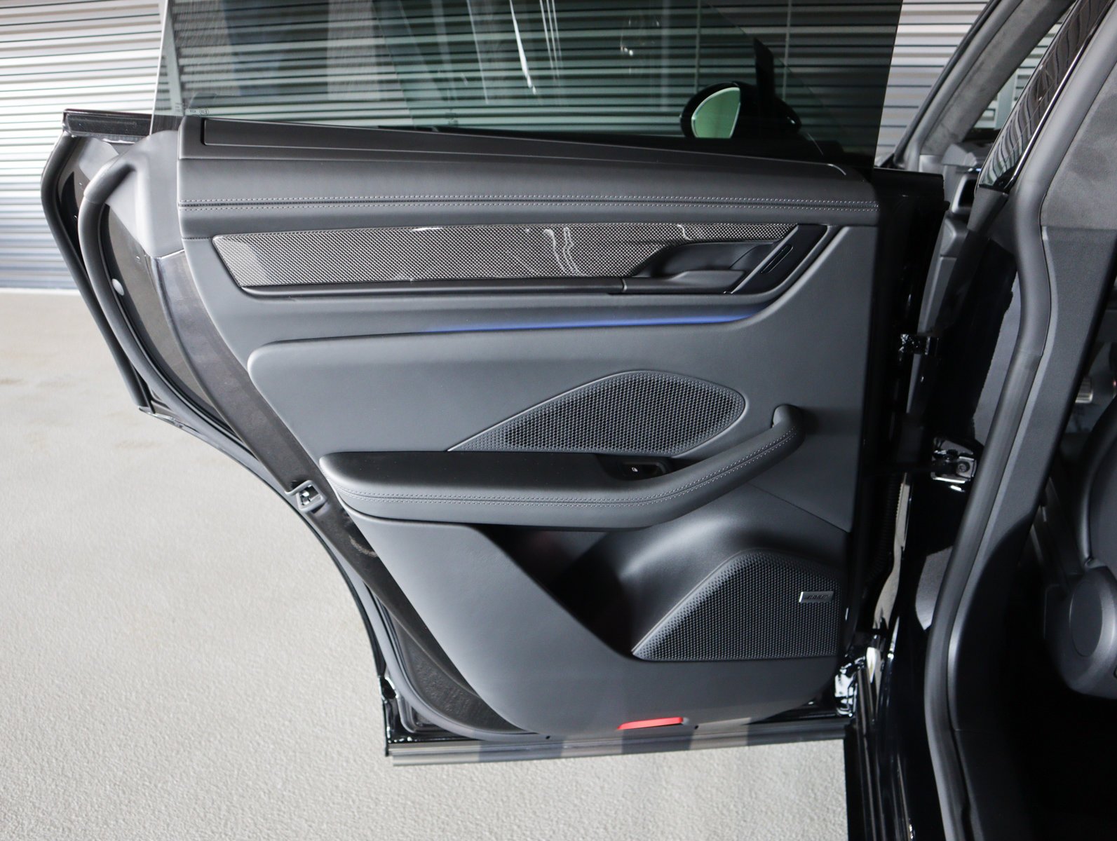 2025 Porsche Macan Turbo Electric - Photo 27