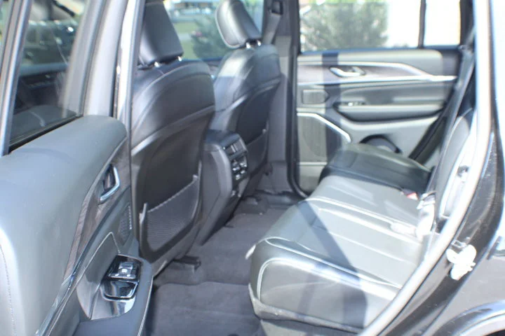 Used 2022 Diamond Black Crystal Pearlcoat Jeep Overland image 15