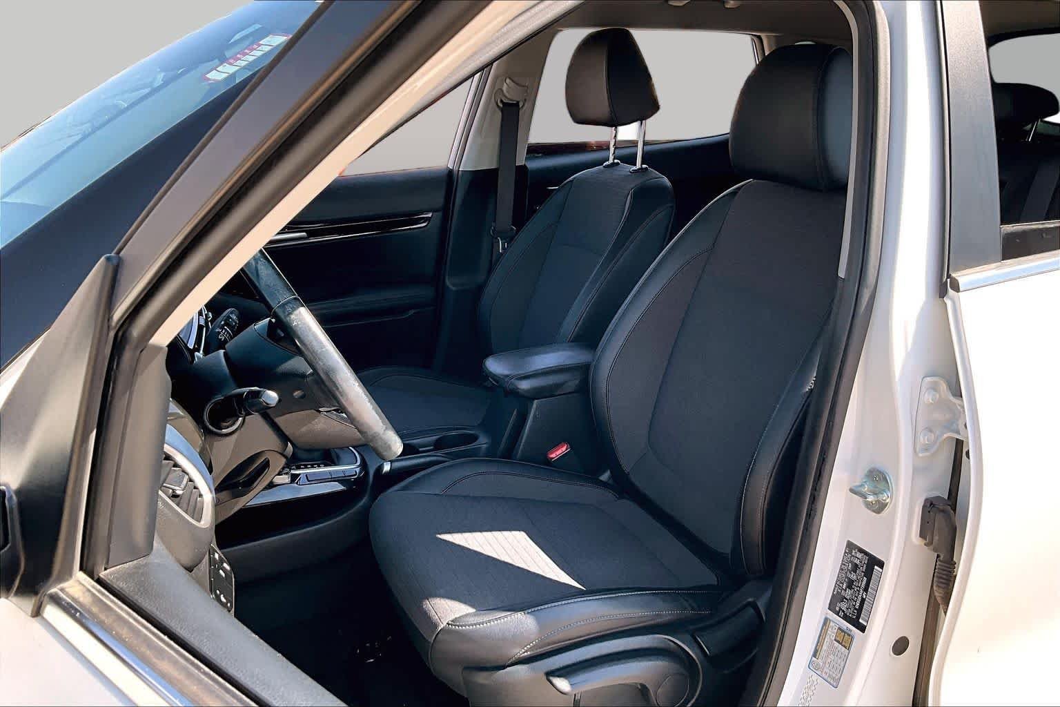Used 2023 Snow White Pearl Kia S image 8