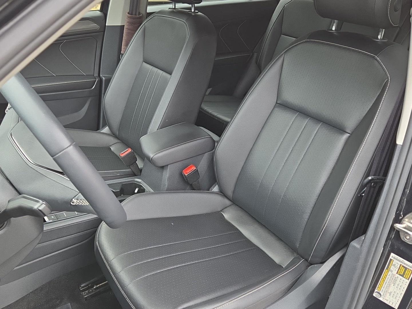Used 2022 Deep Black Pearl Volkswagen SE image 4