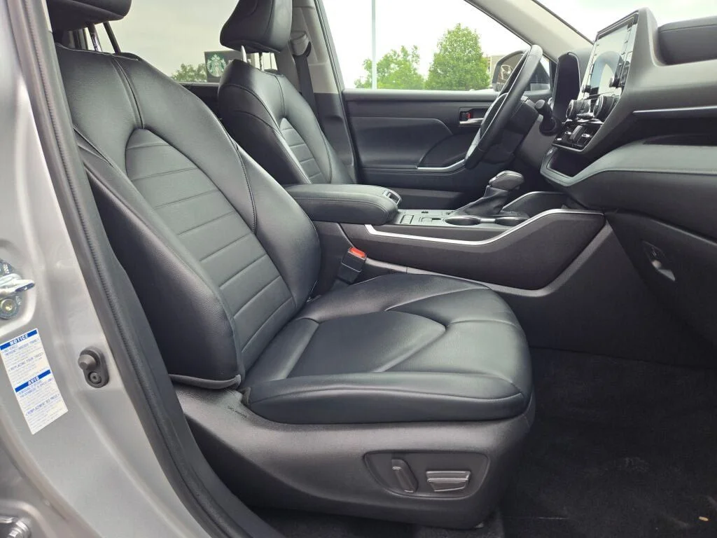 Used 2022 Silver Toyota XLE image 6