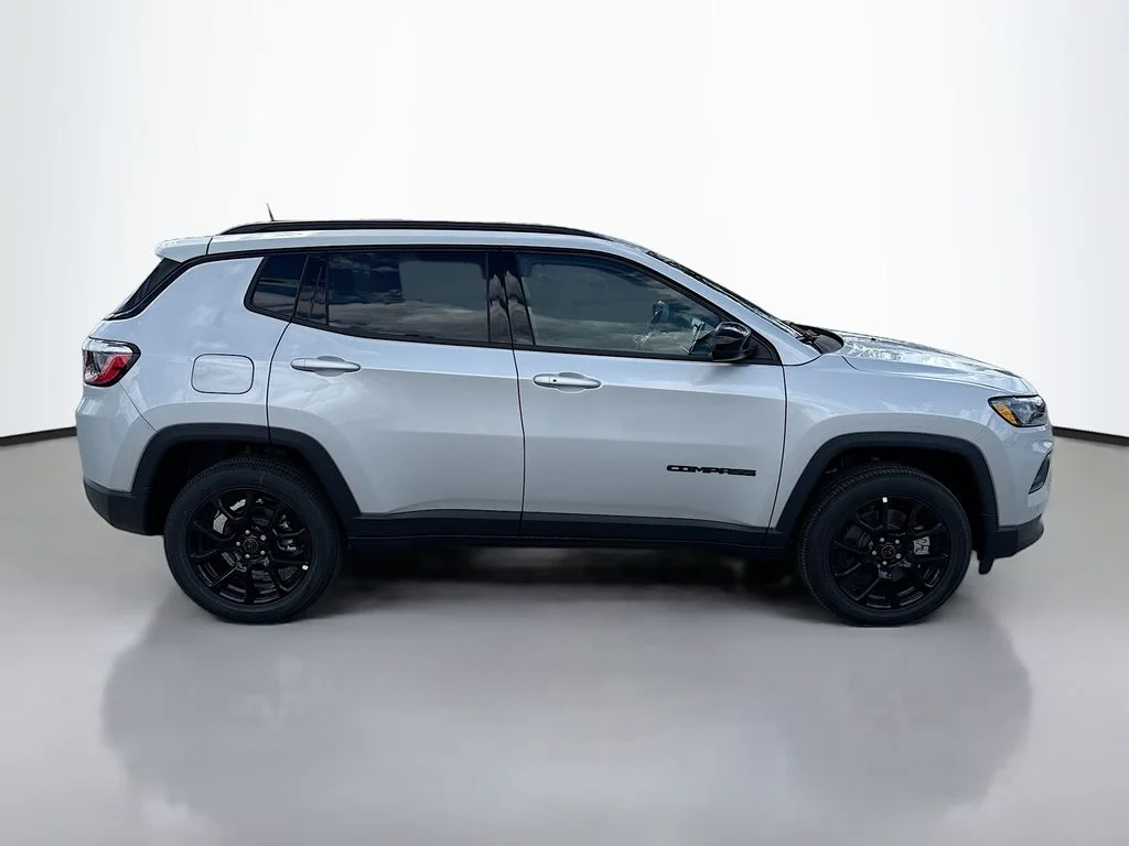 New 2026 Silver Zynith Metallic Clearcoat Jeep Latitude Altitude image 3