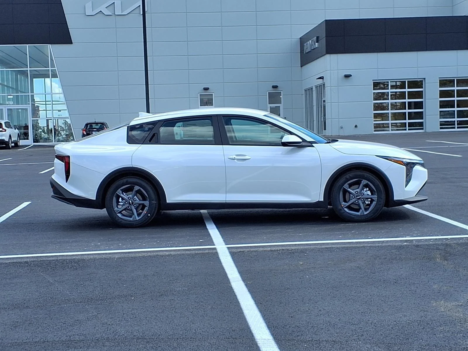 New 2026 Snow White Pearl Kia LXS image 19