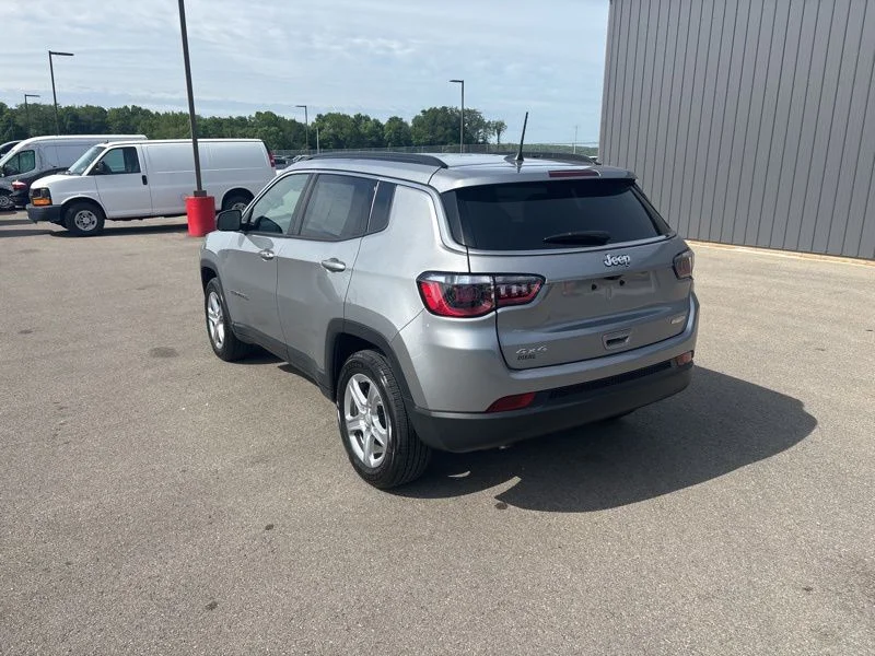Used 2023 Silver Jeep Latitude image 5