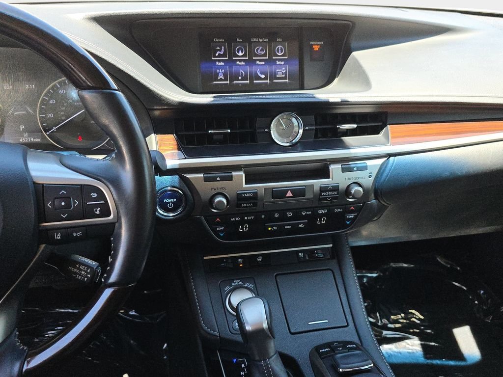 Used 2016 White Lexus 300h image 25