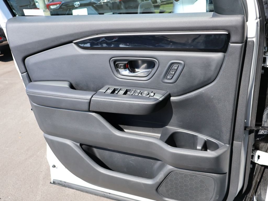 Used 2023 White Honda EX-L image 32