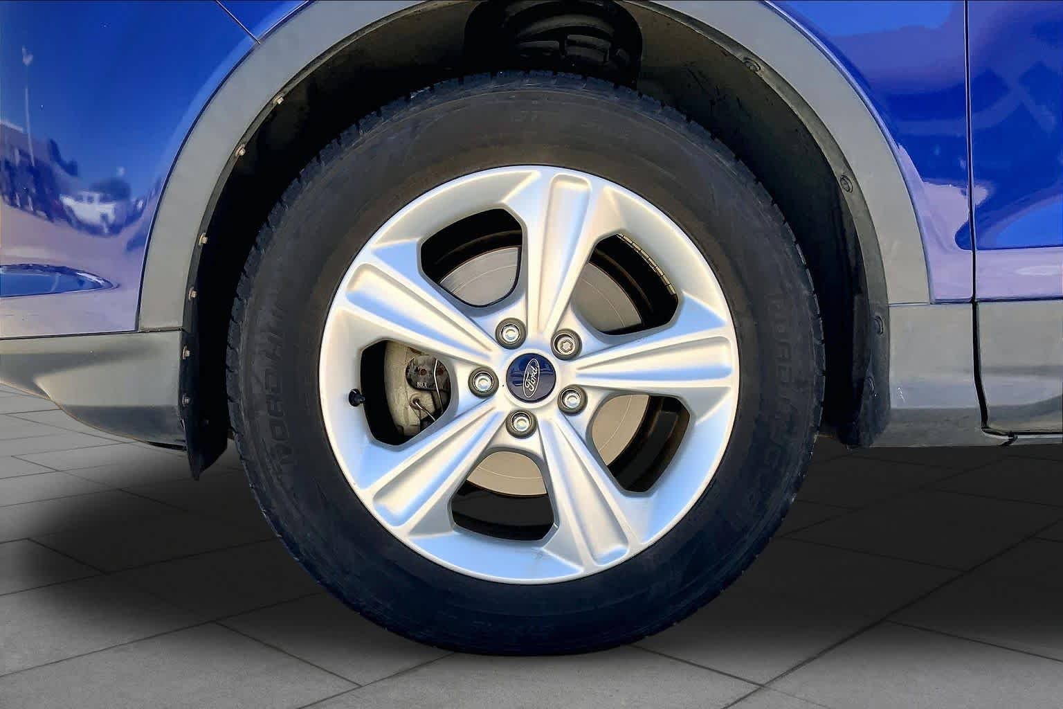 Used 2015 Blue Ford SE image 11