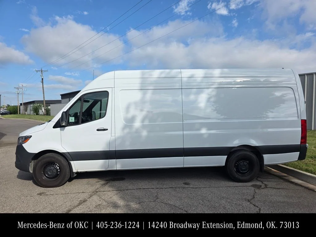 Used 2025 White Mercedes-Benz Cargo 170 WB image 2
