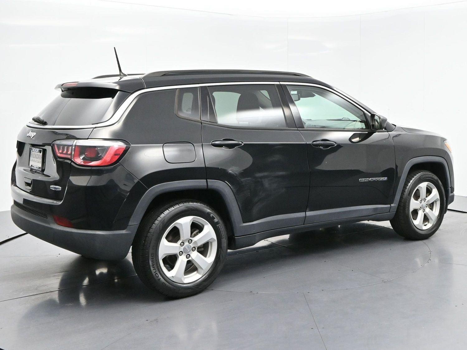 Used 2018 Diamond Black Crystal Pearlcoat Jeep Latitude image 7