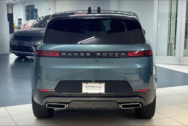 Used 2024 Green Land Rover SE image 3