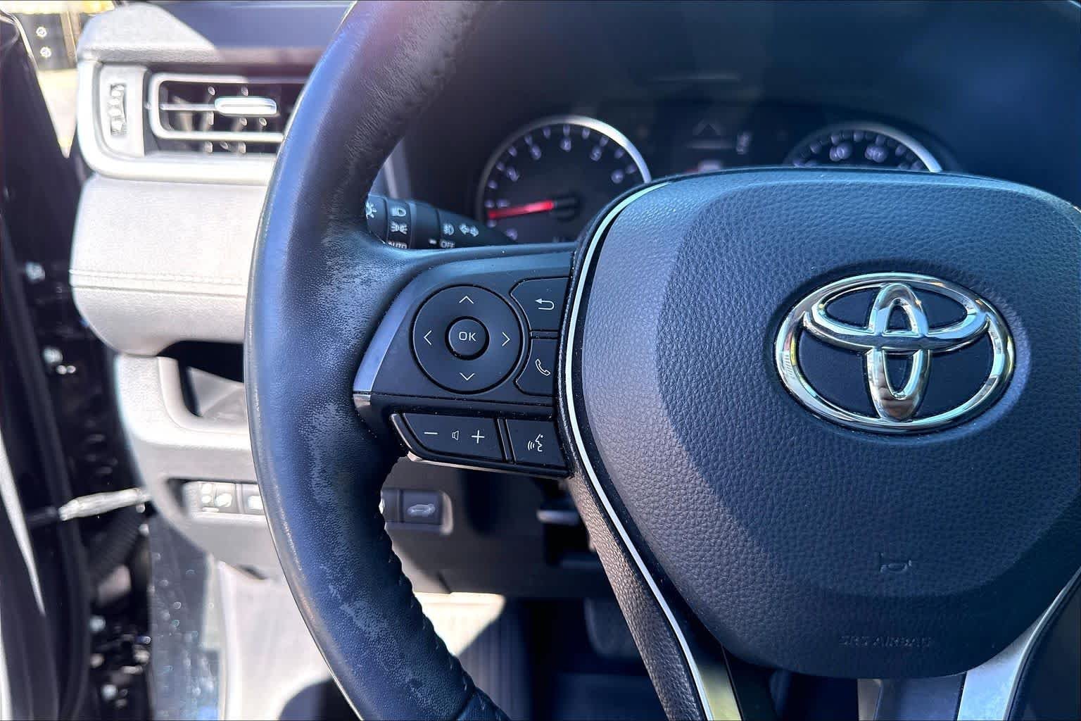 Used 2019 Midnight Black Metallic Toyota XLE Premium image 24