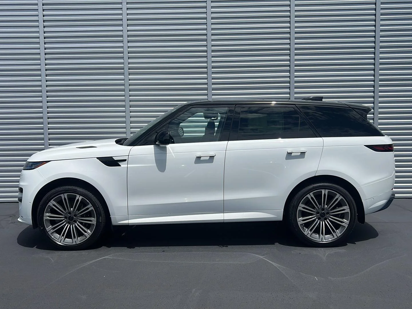 New 2026 Fuji White Land Rover Dynamic SE image 2