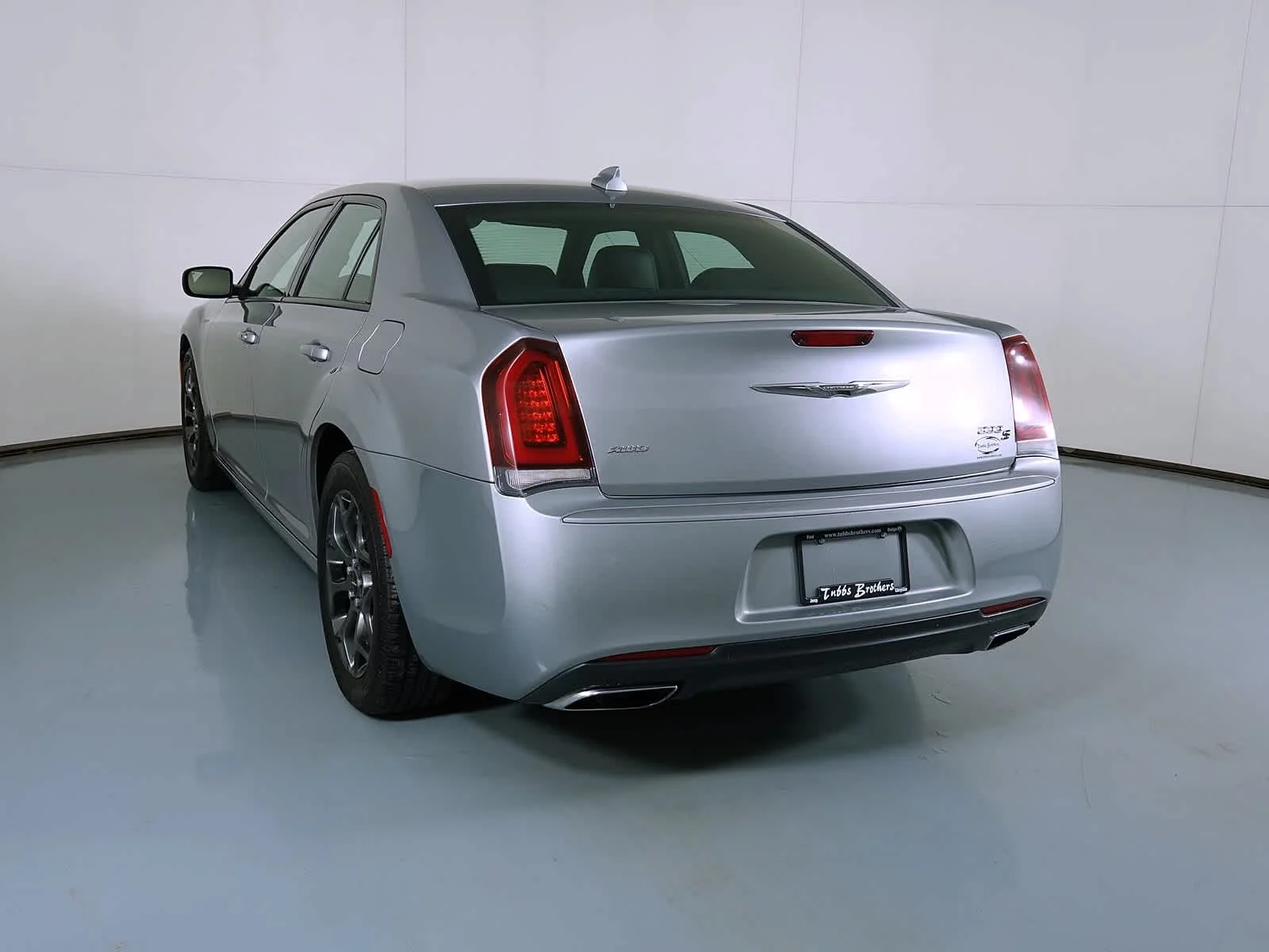 Used 2017 Billet Silver Metallic Clearcoat Chrysler 300S image 5
