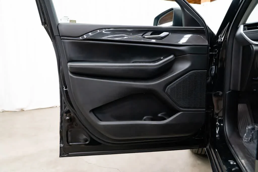 Used 2023 Diamond Black Crystal Pearlcoat Jeep Laredo image 22