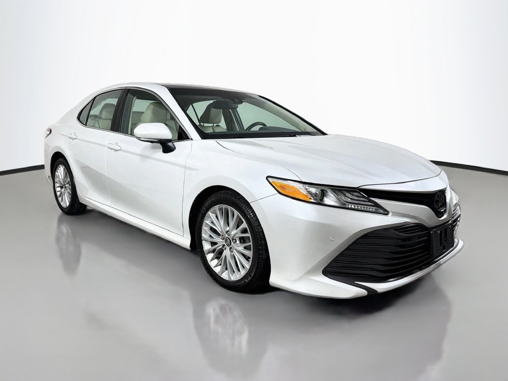 Used 2018 Beige Toyota XLE image 3