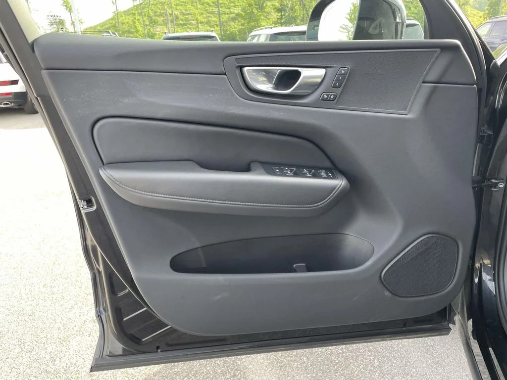 Certified Used 2025 Onyx Black Volvo Core image 5