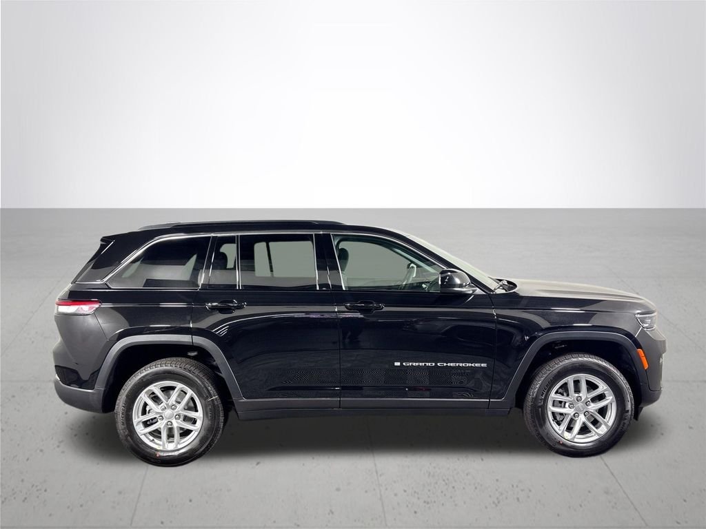 New 2026 Diamond Black Crystal Pearl-Coat Exterior Paint Jeep Laredo X image 5