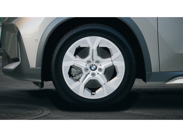 New 2027 Space Silver Metallic BMW  image 7