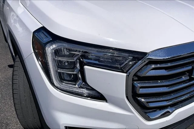 Used 2024 White GMC SLT image 31