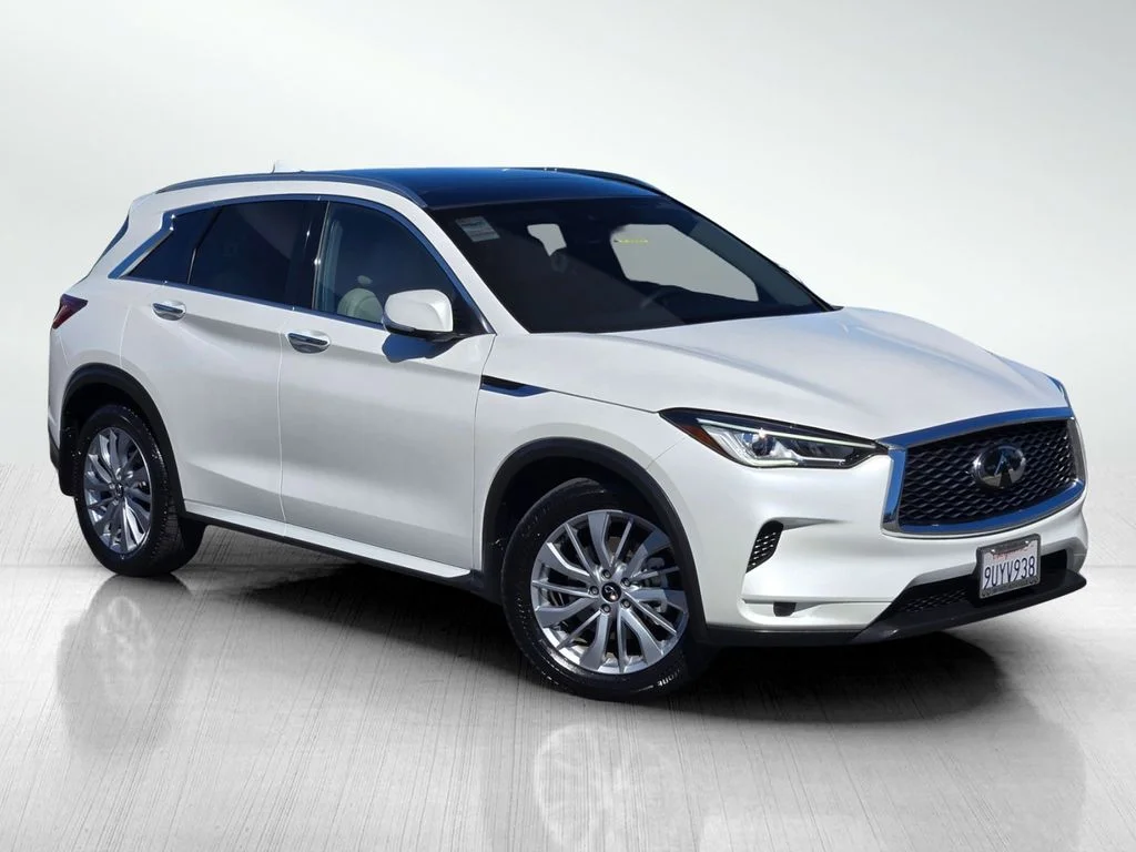 Used 2025 White INFINITI LUXE image 1