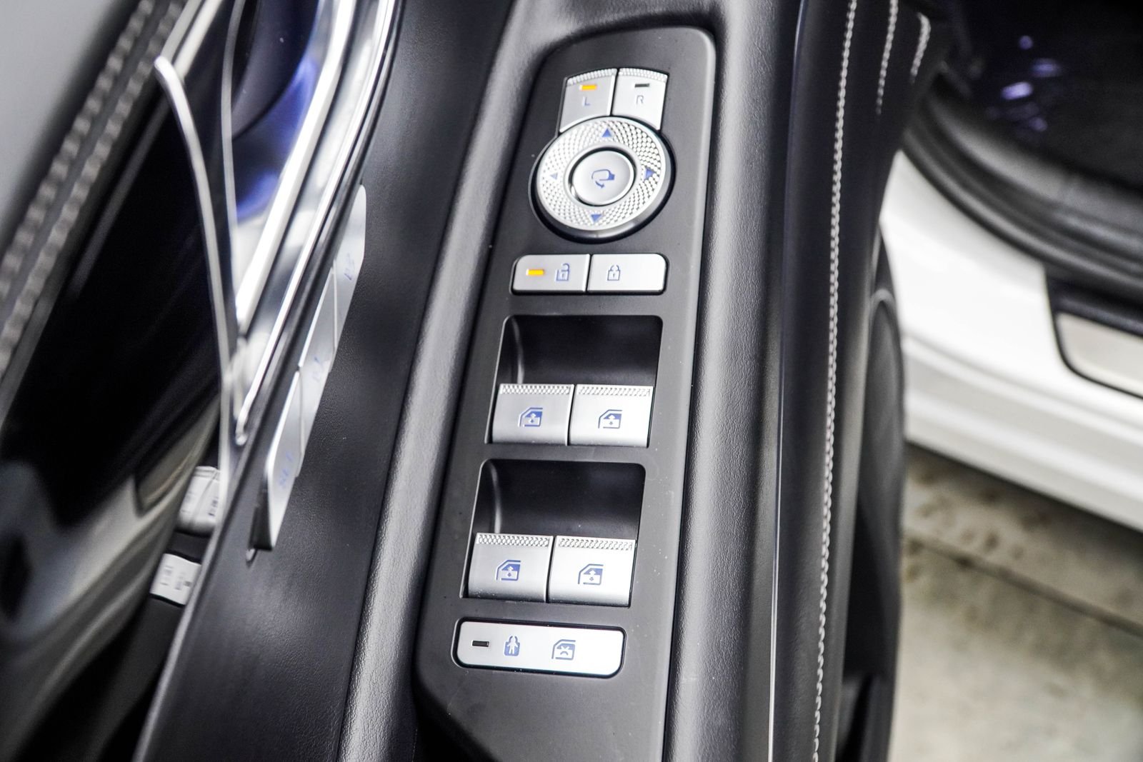 Used 2025 White Genesis 2.5T image 41