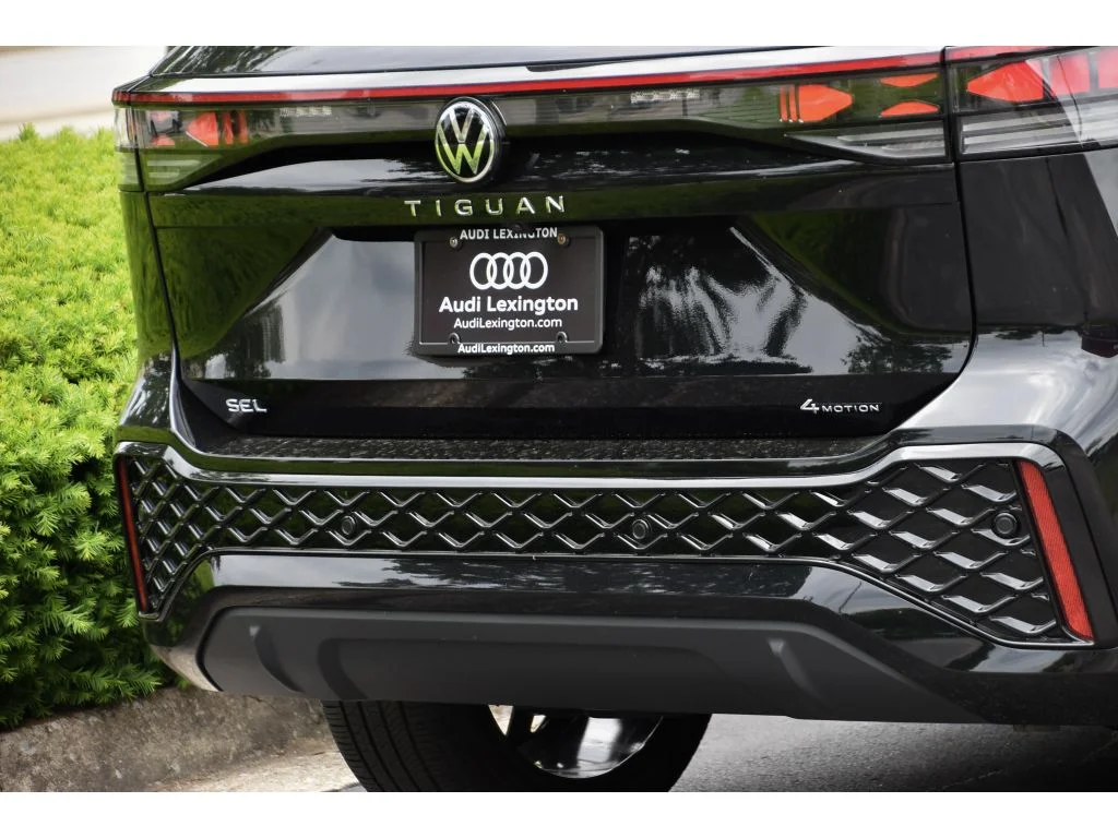 Used 2025 Deep Black Pearl Volkswagen SEL R-Line image 27