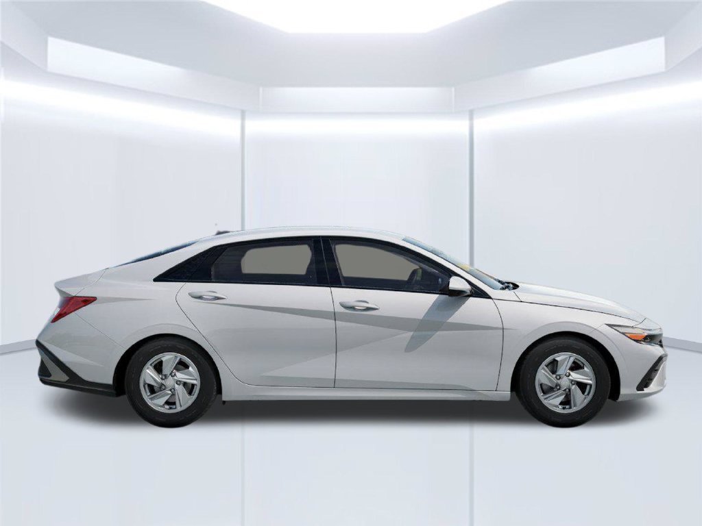 New 2026 White Hyundai SE image 7