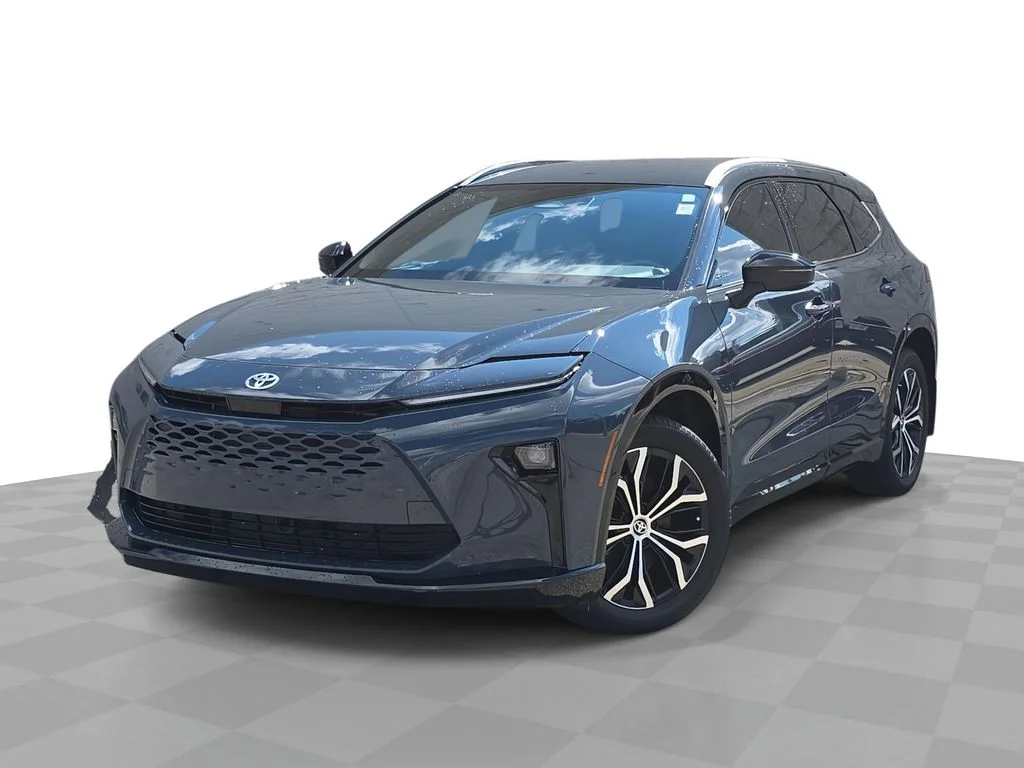 Used 2025 White Toyota XLE image 1