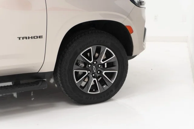 Used 2023  Chevrolet Z71 image 5