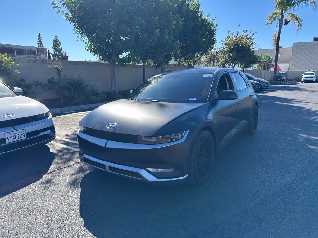 Used 2023 Black Hyundai SE image 1