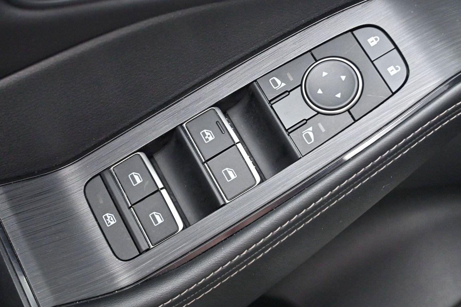 Used 2023 Pearl White Tricoat/Super Black Nissan SL image 13