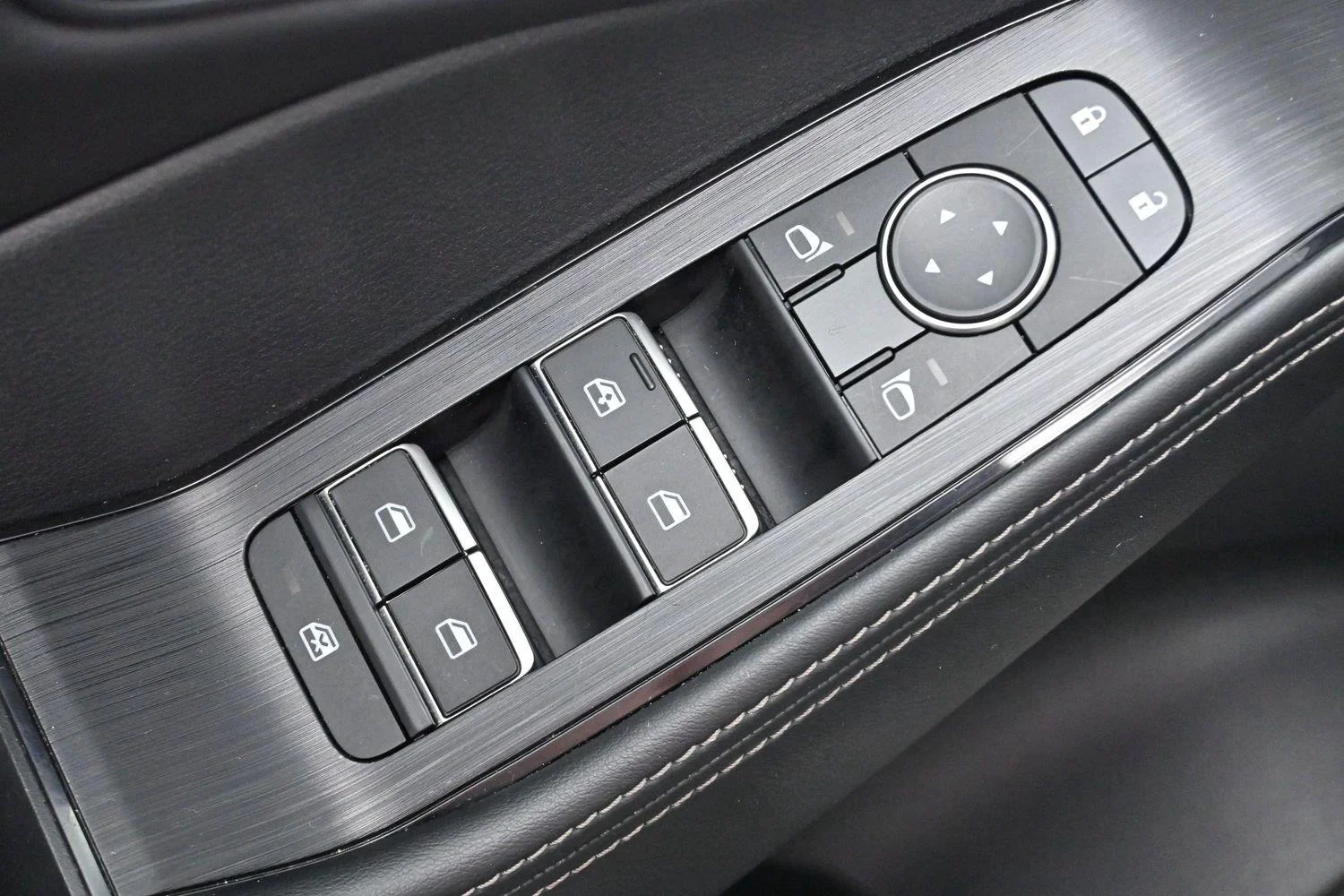 Used 2023 Pearl White Tricoat/Super Black Nissan SL image 13