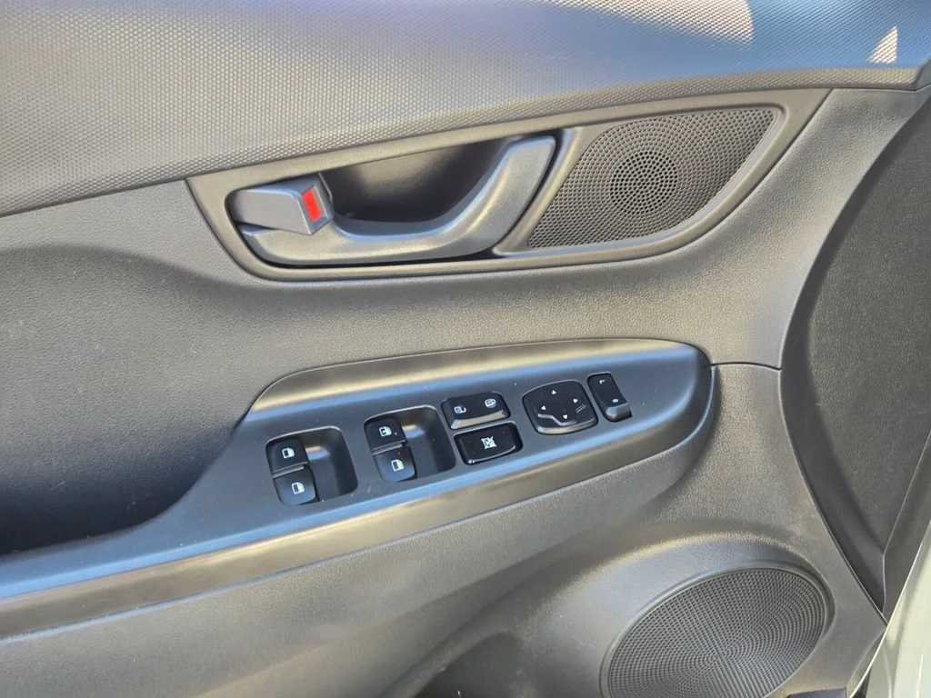 Used 2021 Lunar White Hyundai SE image 17