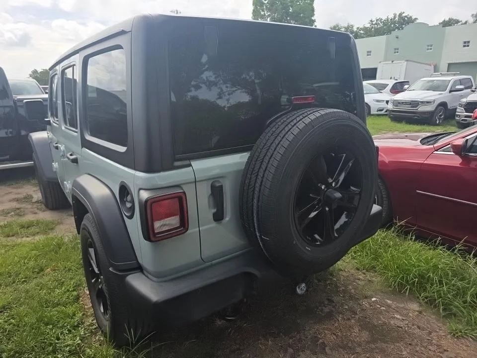 Used 2023 Earl Clearcoat Jeep Sport Altitude image 4
