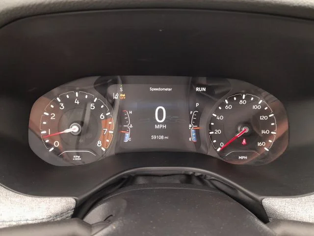 Used 2024  Jeep Latitude image 12
