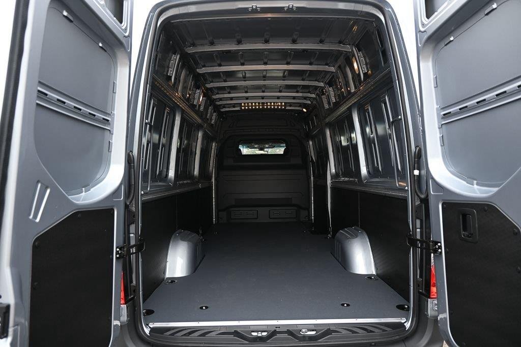 Used 2026 high-tech silver metallic Mercedes-Benz 2500 High Roof I4 Diesel HO 170" AWD image 29