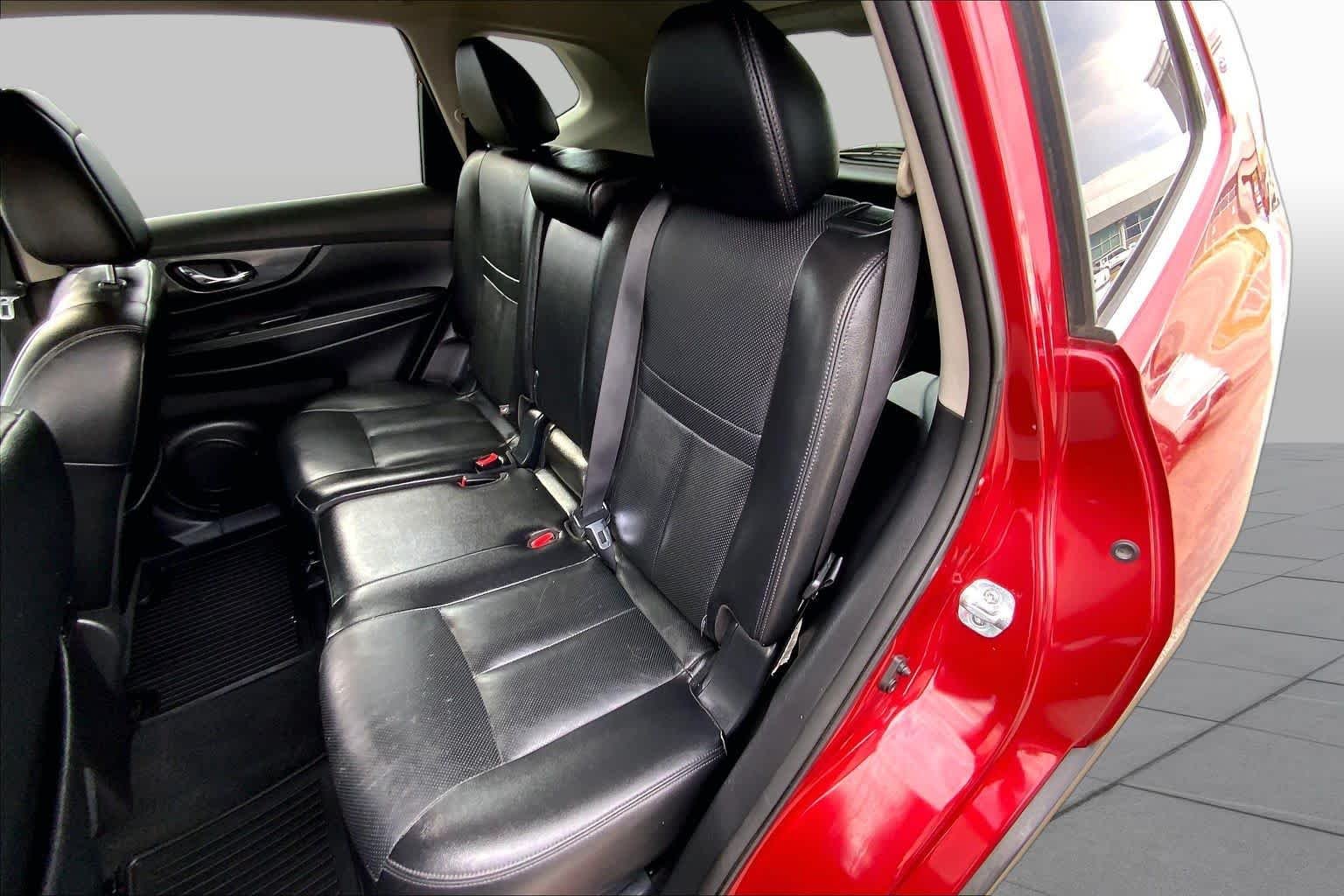 Used 2016 Cayenne Red Nissan SL image 19
