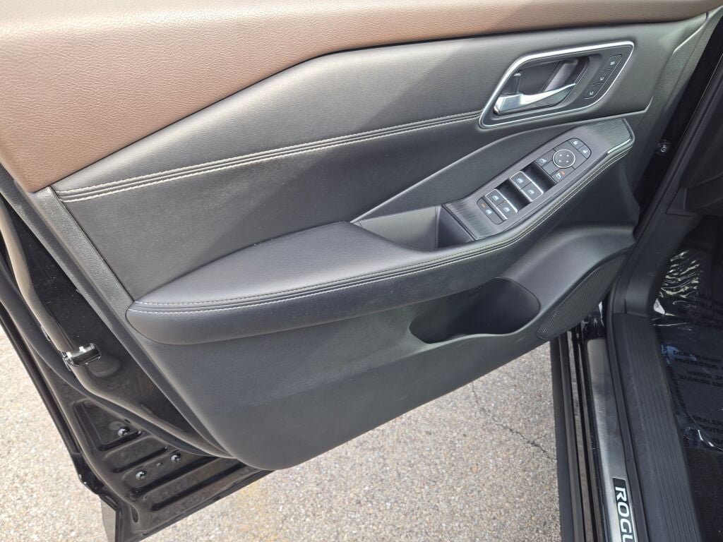 Certified Used 2023 Black Nissan Platinum image 21