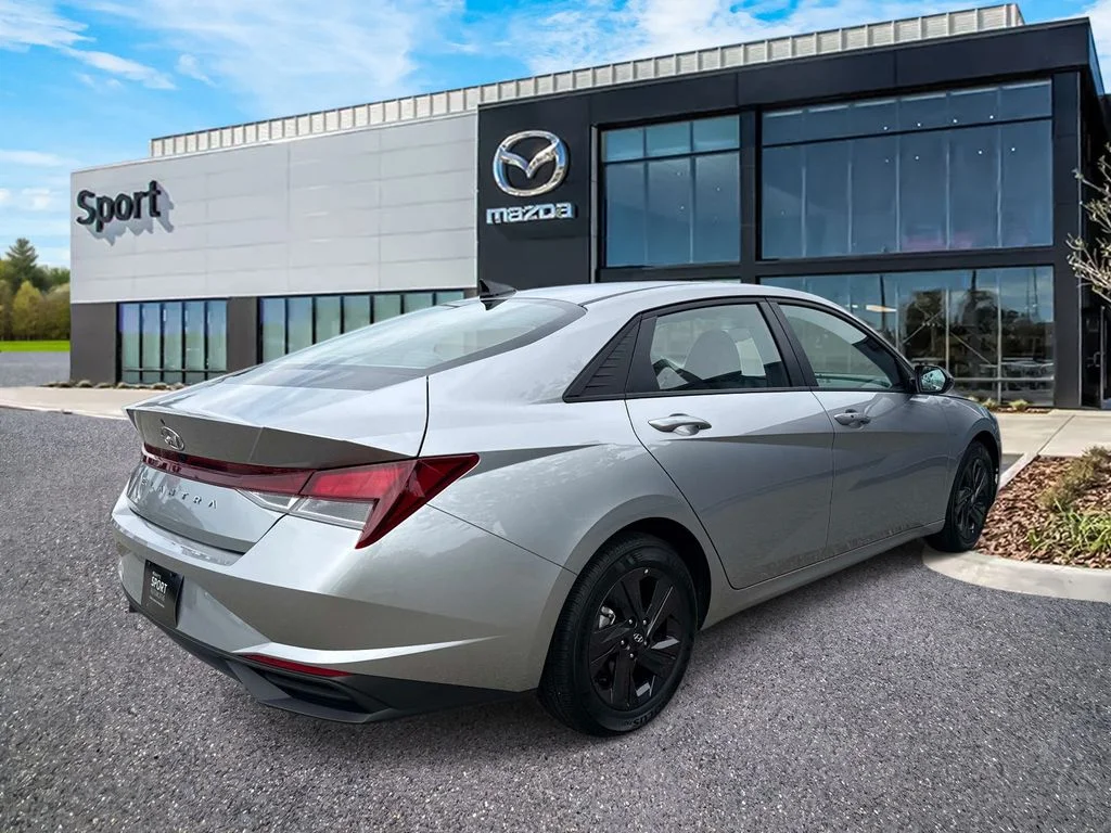 Used 2022 Silver Hyundai SEL image 3